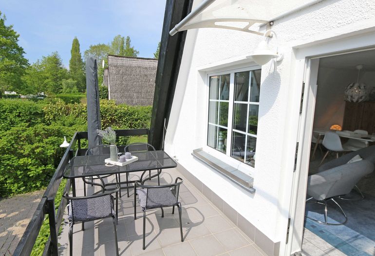 bestuhlte Terrasse direkt vor dem Haus bestuhlte Terrasse direkt vor dem Haus