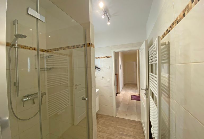 Badezimmer mit Dusche Badezimmer mit Dusche