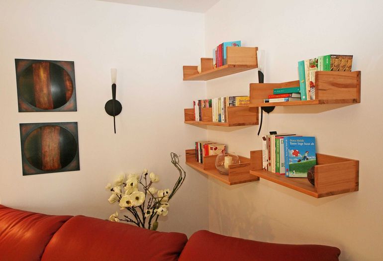 Wandregale mit Büchern