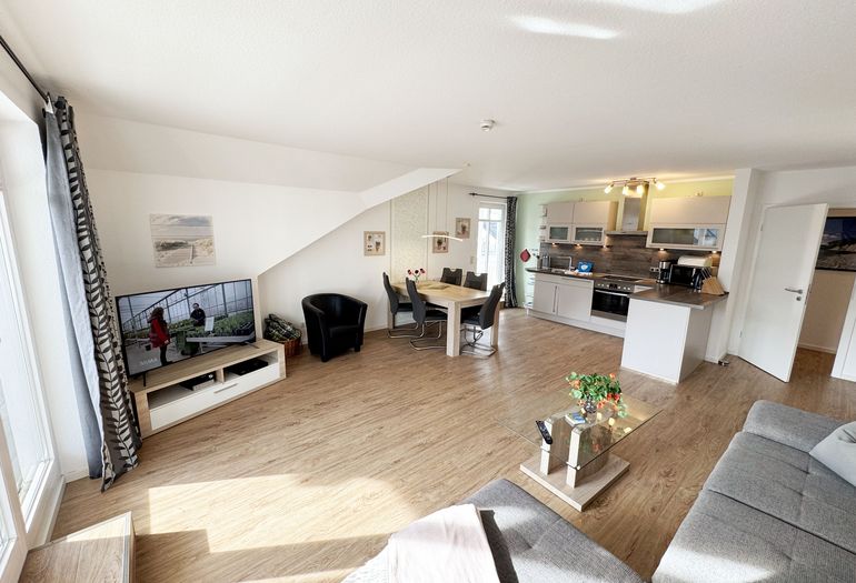 gemütlicher Wohn-und Essbereich mit Küchenzeile