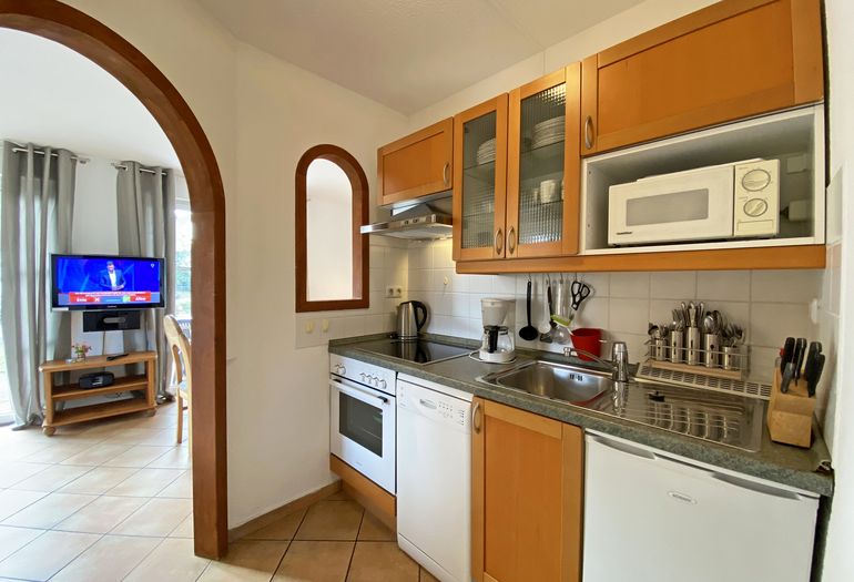 Küchenzeile mit Backofen Küchenzeile mit Backofen