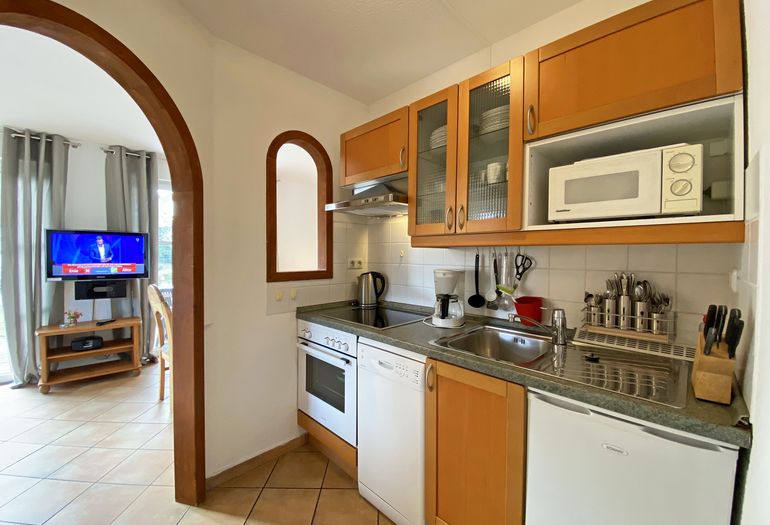 Küchenzeile mit Backofen Küchenzeile mit Backofen