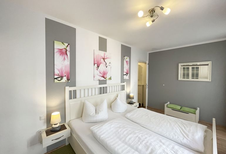 Schlafzimmer mit Doppelbett