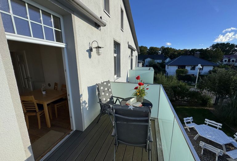 angrenzender bestuhlter Balkon angrenzender bestuhlter Balkon