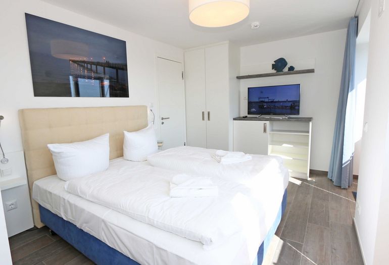 großes Schlafzimmer mit TV