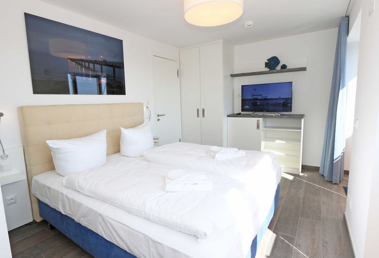 großes Schlafzimmer mit TV