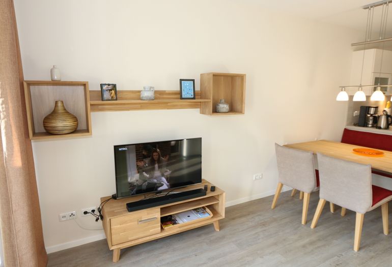 Wohnzimmer mit TV und Esstisch Wohnzimmer mit TV und Esstisch