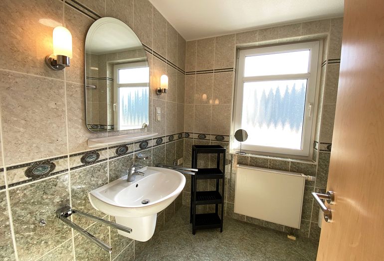 Badezimmer mit Waschbecken