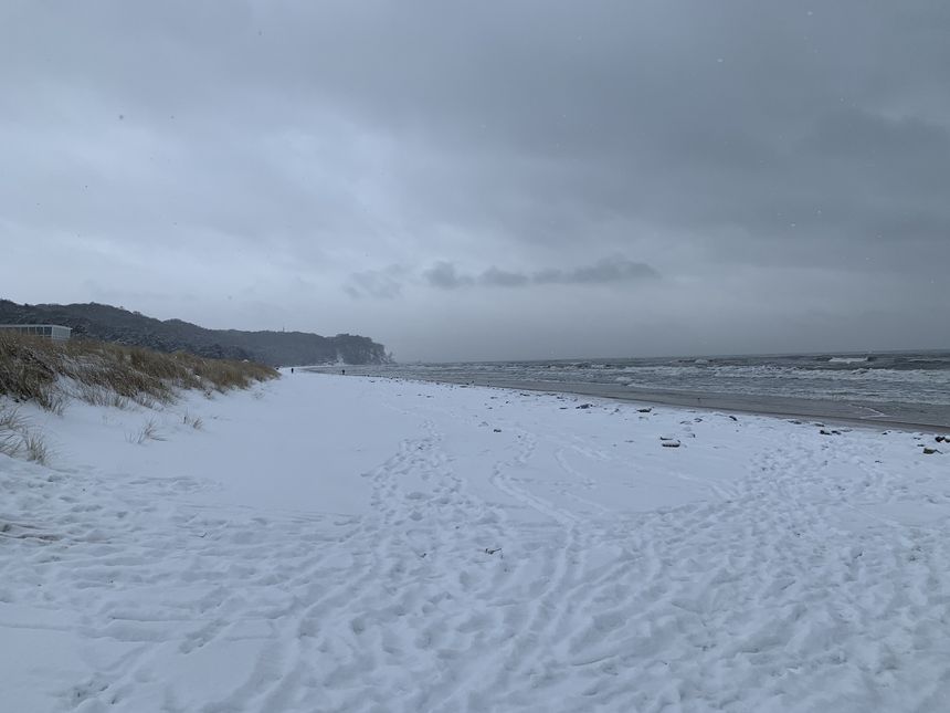Mit Schnee bedeckter Sandstrand in Baabe