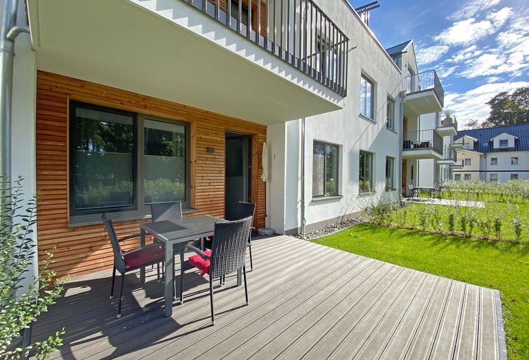 bestuhlte Terrasse mit Blick ins Grüne bestuhlte Terrasse mit Blick ins Grüne