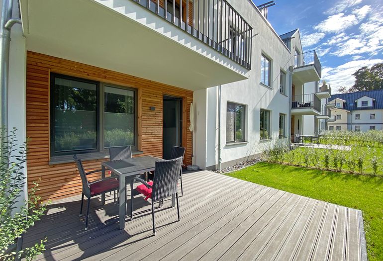 bestuhlte Terrasse mit Blick ins Grüne bestuhlte Terrasse mit Blick ins Grüne