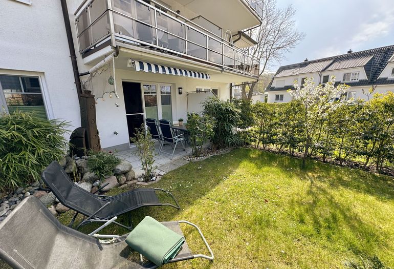 Terrasse mit kleiner Wiese