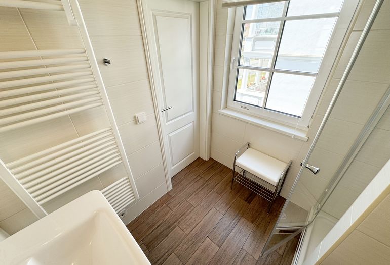 Badezimmer mit flachem Duscheinstieg