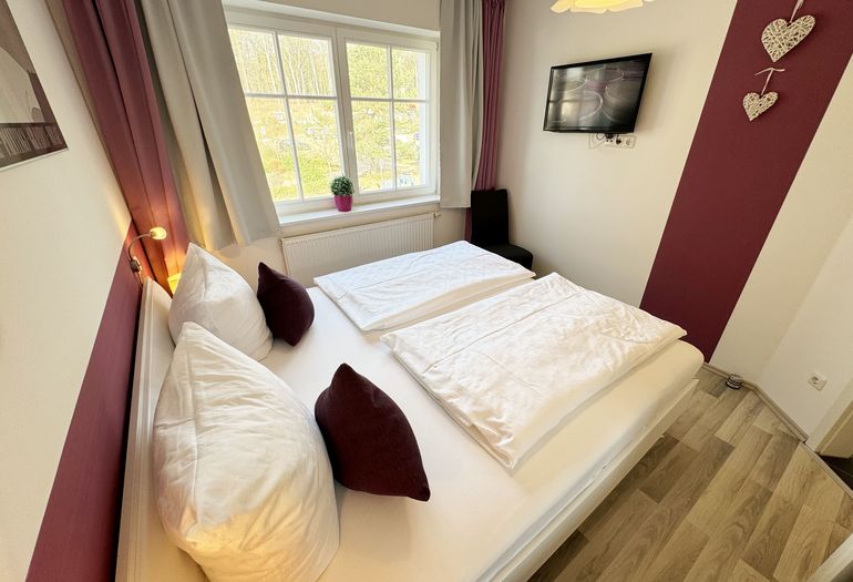 Villa Wilhelmine WE 04 Schlafzimmer mit TV Villa Wilhelmine WE 04 Schlafzimmer mit TV