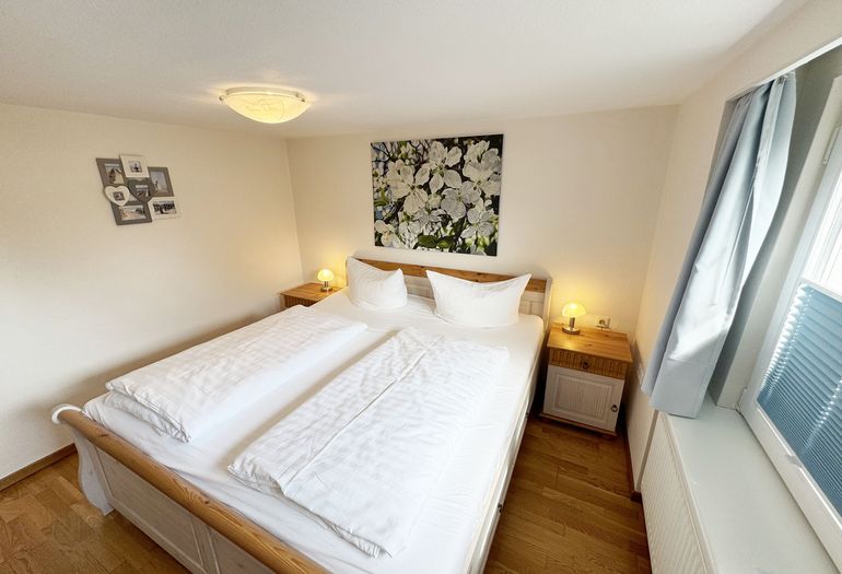 Schlafzimmer mit Doppelbett