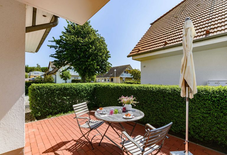 bestuhlte Terrasse mit Sonnenschirm