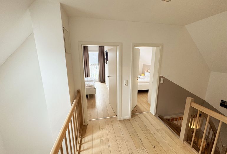 Ferienhaus Ilsebill - Flurbereich mit Blick auf 2 von 3 Schlafzimmern