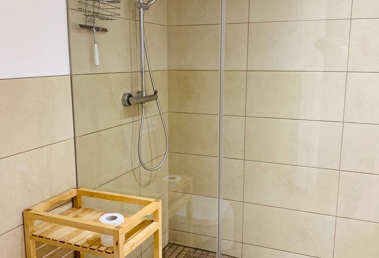 innenliegendes Badezimmer mit ebenerdiger Dusche innenliegendes Badezimmer mit ebenerdiger Dusche