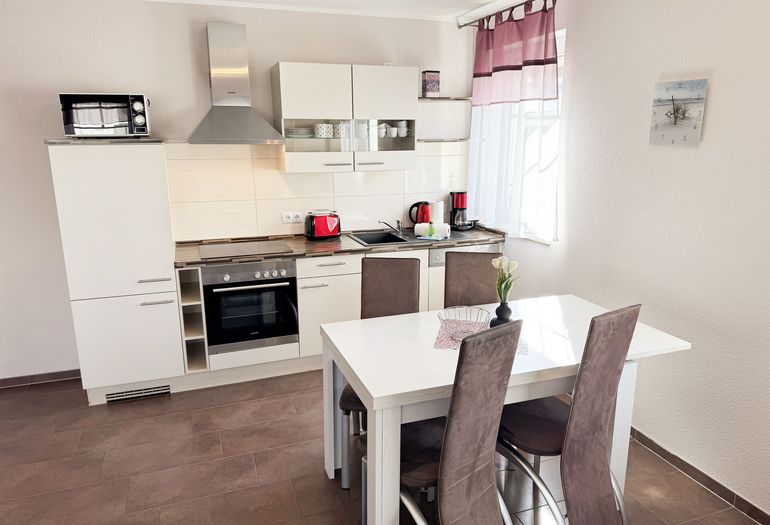 Küchenzeile mit Essplatz