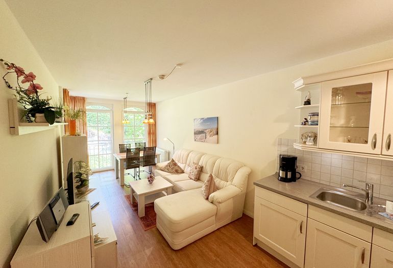 Blick vom Flurbereich in den Wohn-/Essbereich