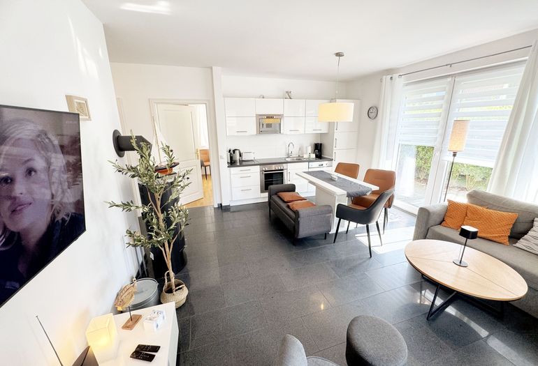 Küchenzeile mit diversen Küchenutensilien