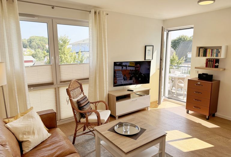 Wohnzimmer mit gemütlicher Sitzecke und TV