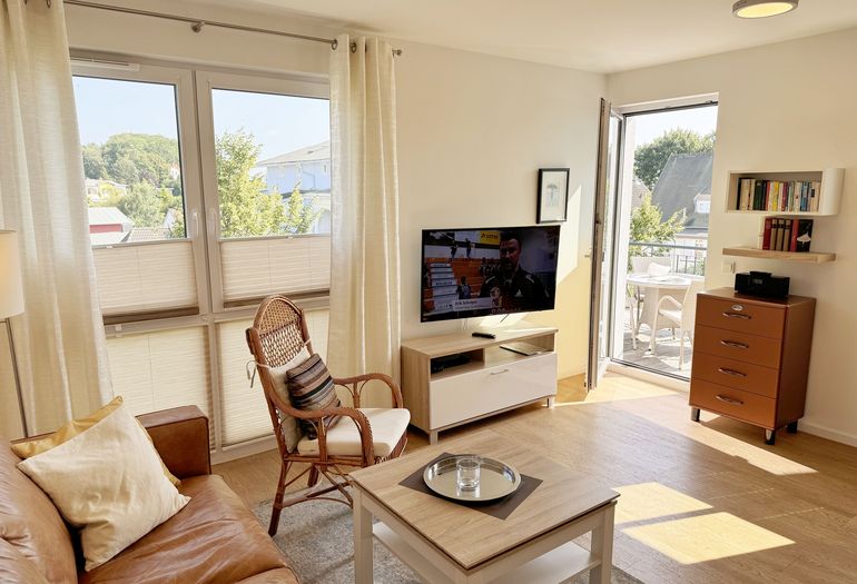 Wohnzimmer mit gemütlicher Sitzecke und TV