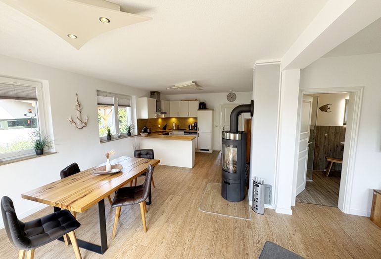 offener Koch-/Essbereich mit Tisch und Stühlen