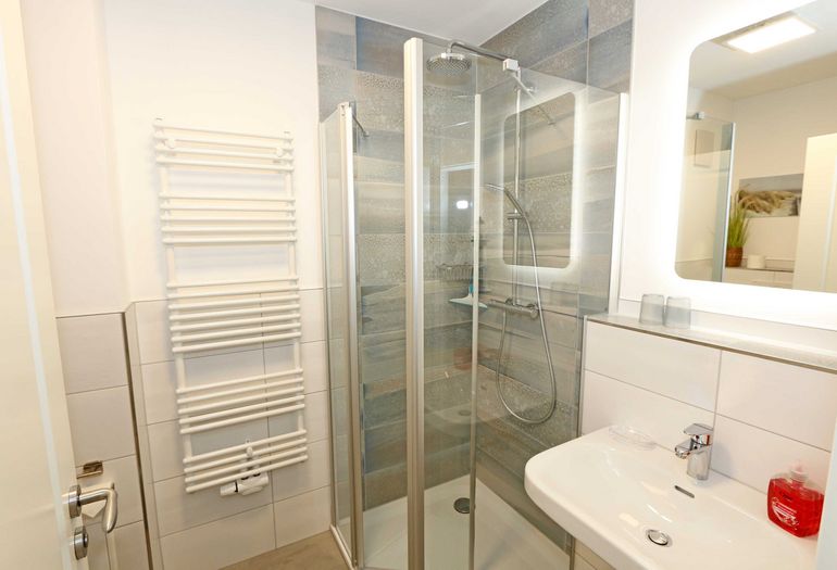Badezimmer mit Dusche