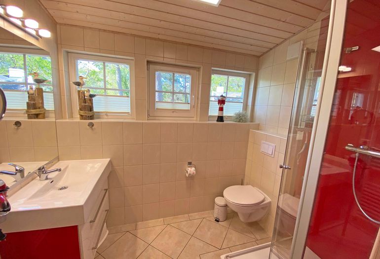 kleines Badezimmer mit Dusche