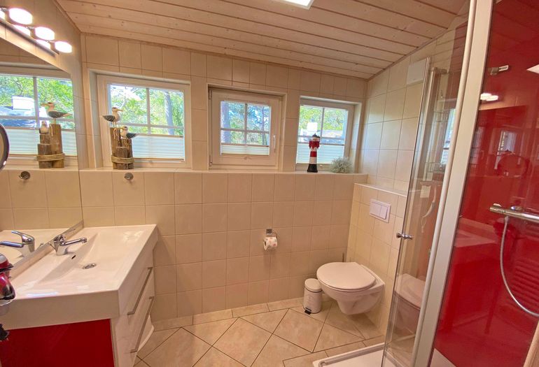 kleines Badezimmer mit Dusche