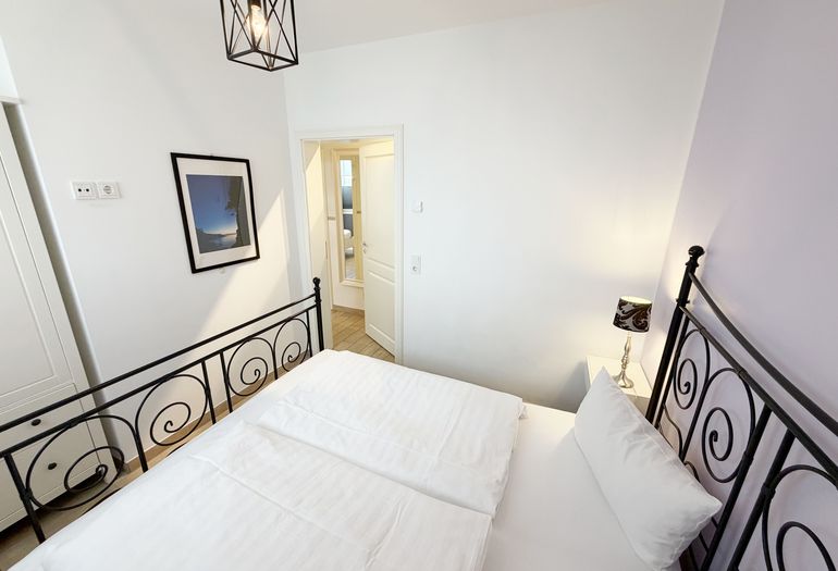 2. Schlafzimmer mit Doppelbett und Nachttischablagen 2. Schlafzimmer mit Doppelbett und Nachttischablagen