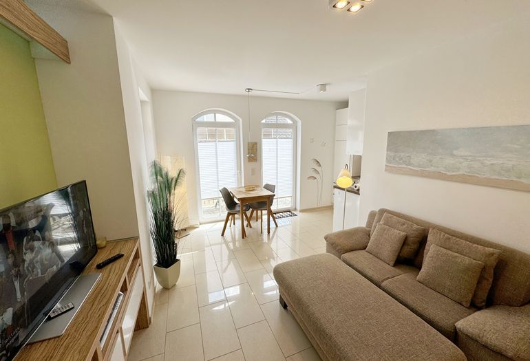 Kurparkresidenz Baabe WE 13 - Couchbereich mit TV Kurparkresidenz Baabe WE 13 - Couchbereich mit TV