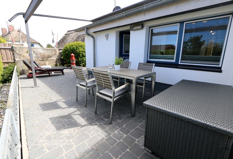 bestuhlte Terrasse lädt zum Entspannen ein