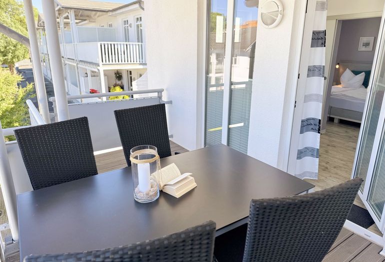 bestuhlter Balkon