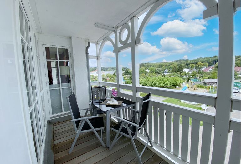 bestuhlter Balkon