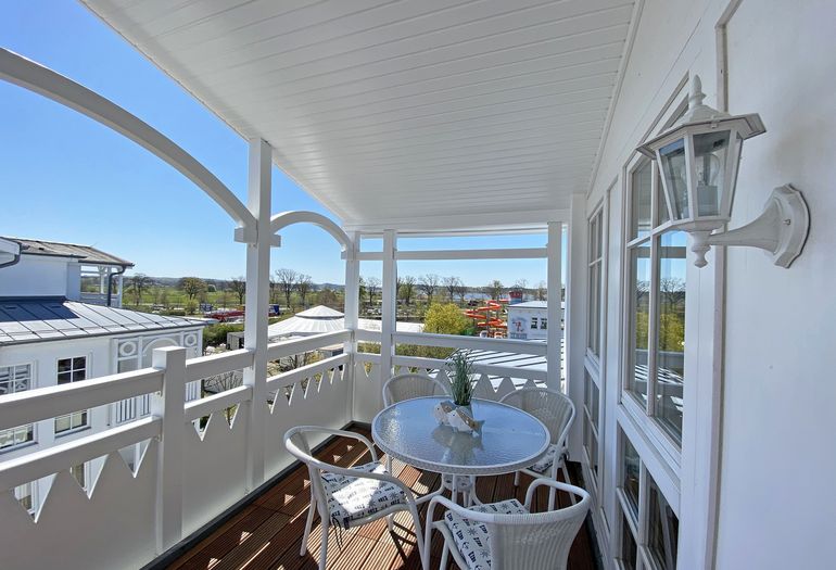 bestuhlter Balkon in ruhiger Lage