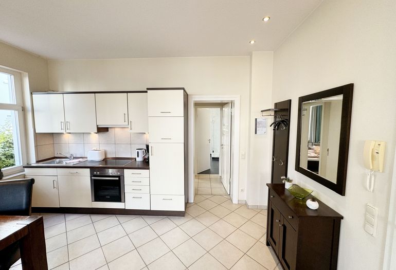 Küchenzeile mit angrenzender Gadrobe Küchenzeile mit angrenzender Gadrobe