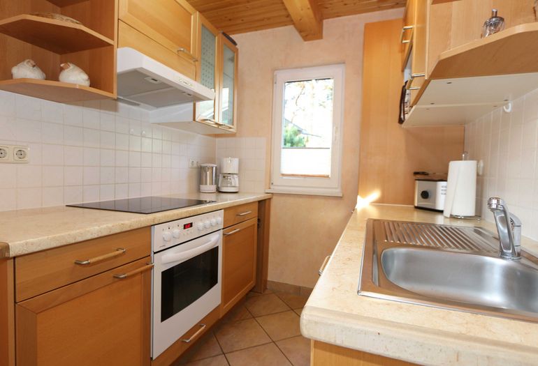 Küchenzeile mit Backofen