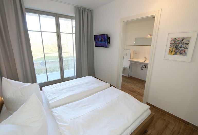 großes Schlafzimmer mit Doppelbett