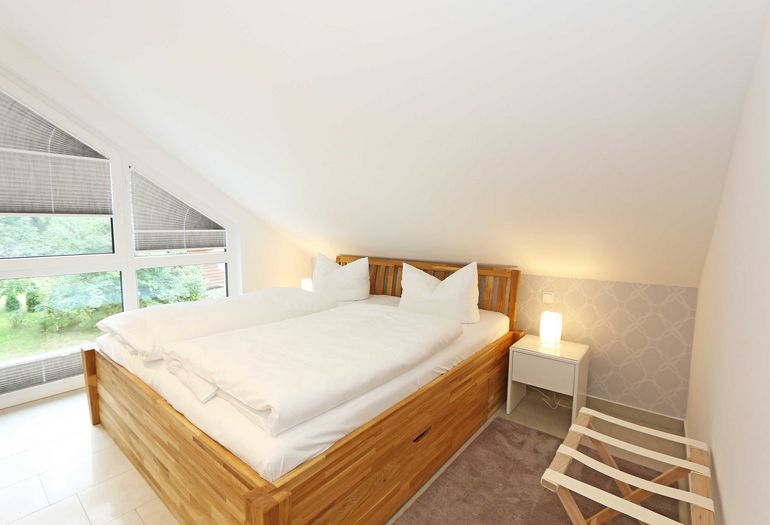 2. Schlafzimmer mit Kleiderschrank und TV 2. Schlafzimmer mit Kleiderschrank und TV