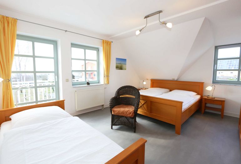 Schlafzimmer mit einem Doppelbett und einem Einzelbett Schlafzimmer mit einem Doppelbett und einem Einzelbett