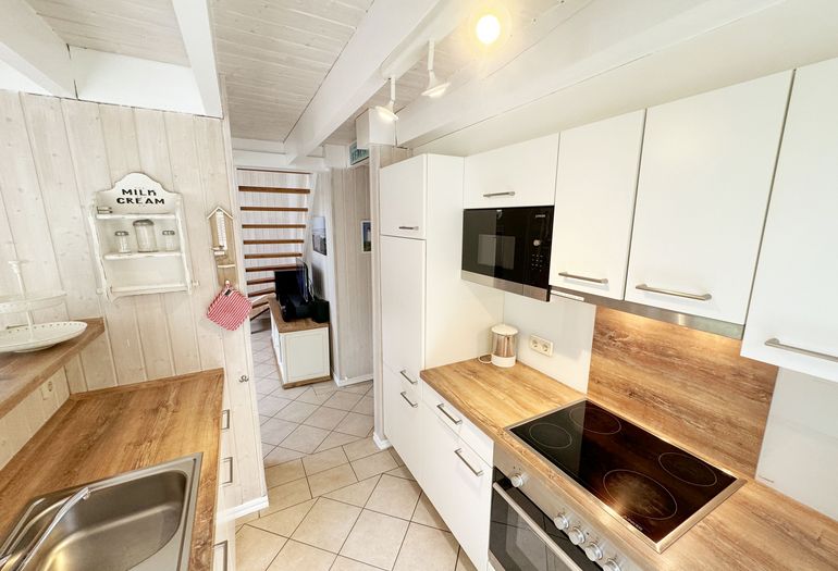 Küchenzeile mit Backofen