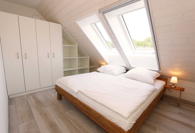 2. Schlafzimmer mit Kleiderschrank