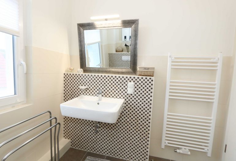 Badezimmer mit Waschbecken