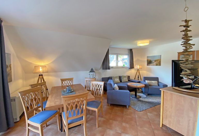 Esstisch mit Blick ins Wohnzimmer