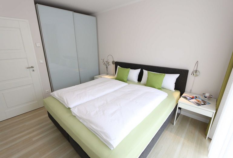 2. Schlafzimmer mit Doppelbett und Kleiderschrank