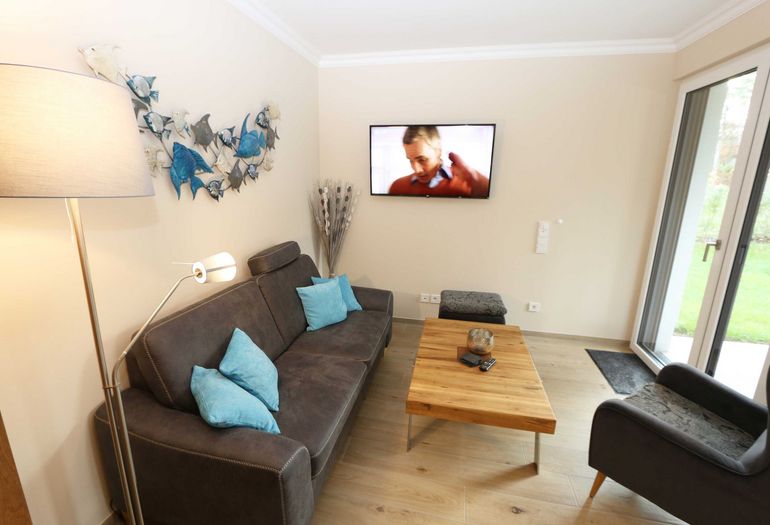 Wohnzimmer mit TV und Couch