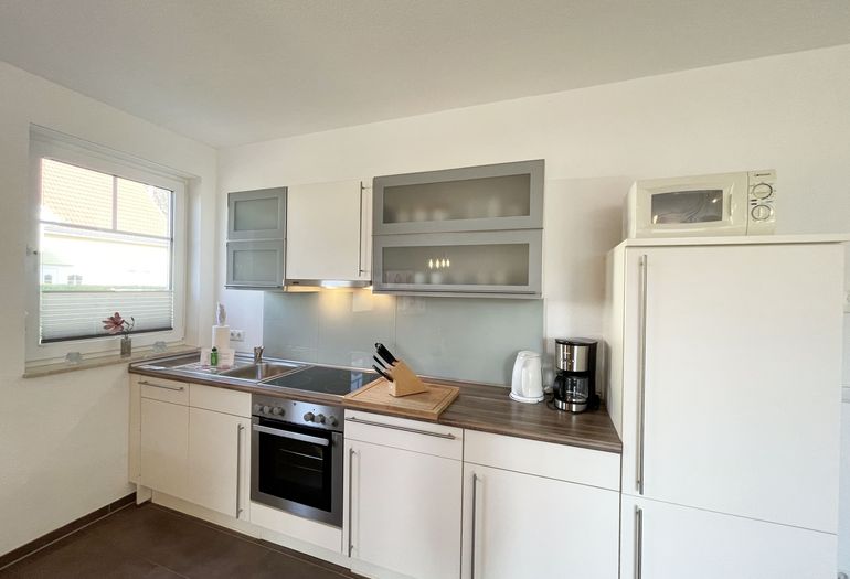 moderne Küchenzeile mit Backofen