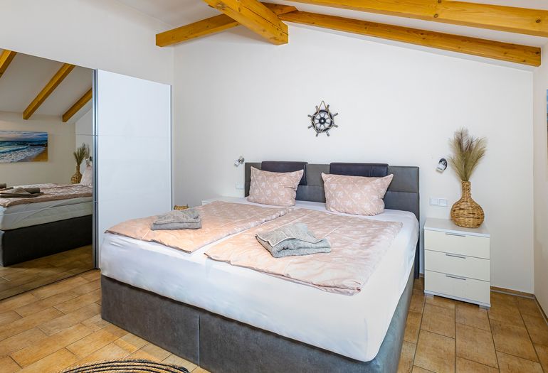 1. Schlafzimmer mit Doppelbett 1. Schlafzimmer mit Doppelbett
